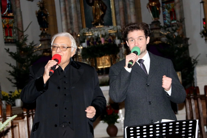 In der Stadtpfarrkirche gab es Advent- und Weihnachtslieder mit Oto Pestner und Tobias Bauer.