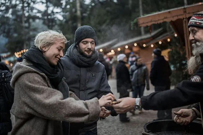 Oberösterreich. Tausend Kerzenlichter und Bratapfelduft führen die Besucher in das Herz des oberösterreichischen Sauwaldes, wo auf dem Areal des Baumkronenwegs Kopfing die Waldweihnacht zelebriert wird. Urige Hütten, traditionelles Kunsthandwerk, Motorsägenschnitzer, Livemusik, hausgemachter Punsch und lodernde Feuer sorgen für Feststimmung. www.baumkronenweg.at