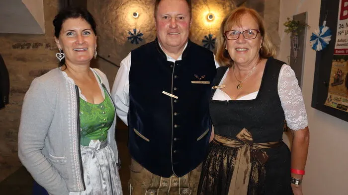 Obmann Günther Grubelnig mit Bürgermeisterin Maria Knauder (links) und Gemeinderätin Anna Primus (rechts).