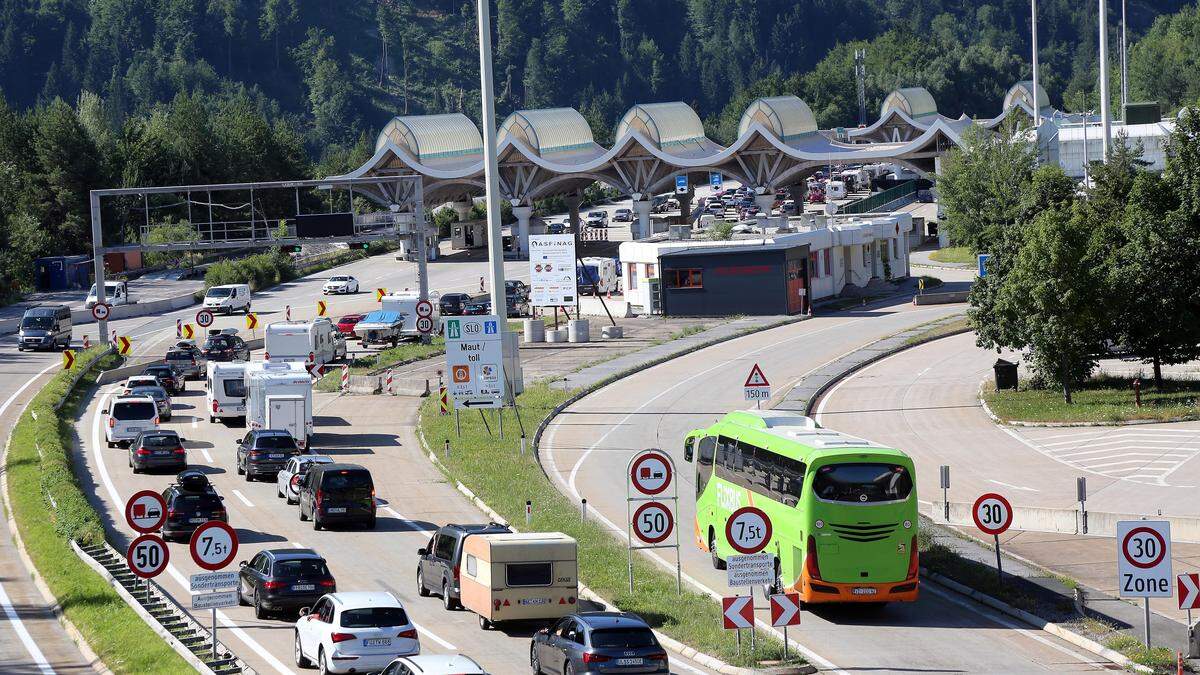 Auf der Karawankenautobahn (A 11) staut es sich in Richtung Slowenien