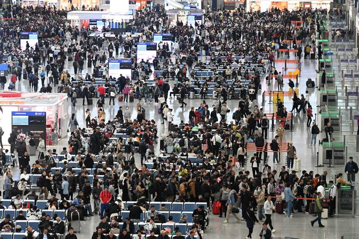 Der Taifun sorgt für volle Wartebereiche an den Bahnhöfen in und um Shanghai