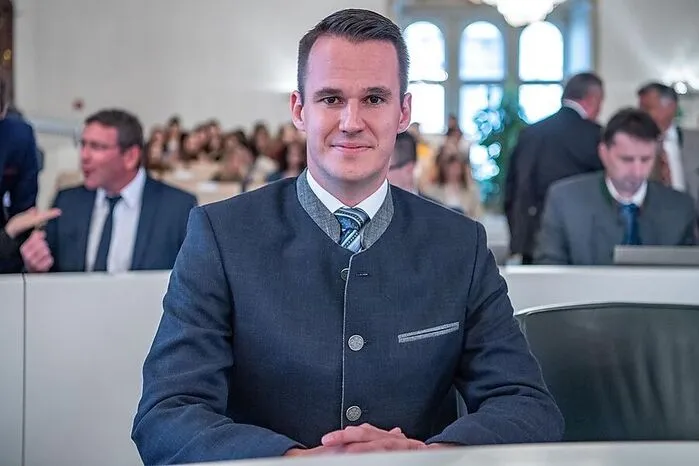 Der Obmann des größten Oppositionsklubs, Stefan Hermann (FPÖ), hat sich 41 Mal zu Wort gemeldet