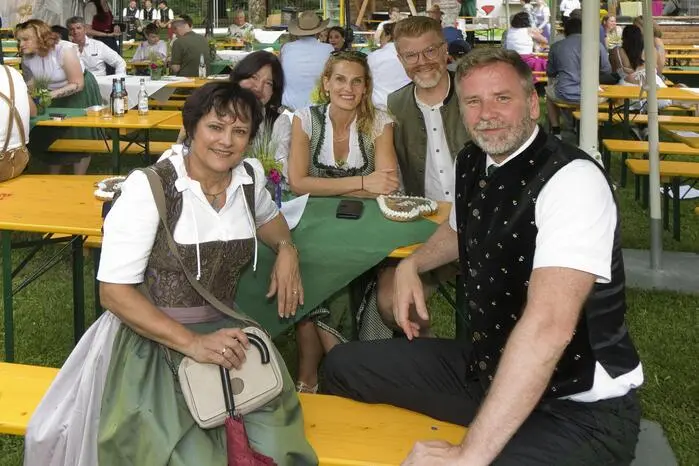 Am frühen Nachmittag zog eine Gewitterfront über das Festgelände, die gute Stimmung beim Oberlandler Kirta konnte sie jedoch nicht nachhaltig trüben.