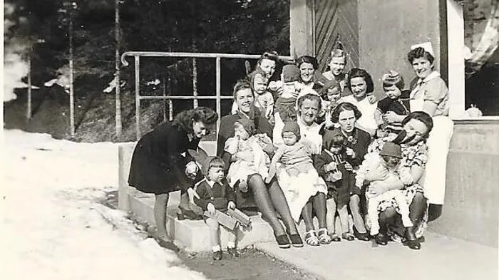 Angestellte des "Lebensborn"-Heimes "Wienerwald" mit Müttern und "Lebensborn"-Kindern, Ostern 1944