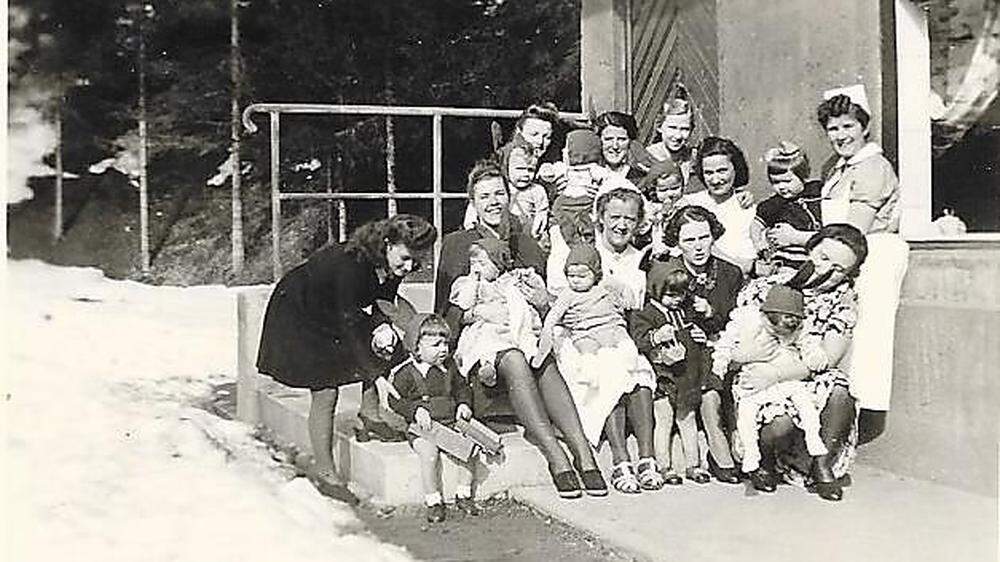 Angestellte des &quot;Lebensborn&quot;-Heimes &quot;Wienerwald&quot; mit Müttern und &quot;Lebensborn&quot;-Kindern, Ostern 1944