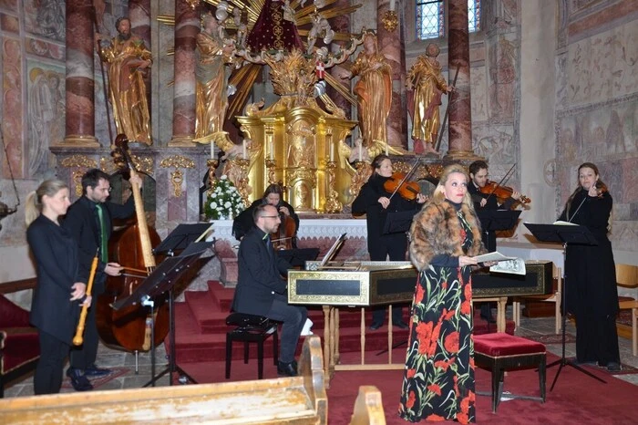 Das Ensemble komplettierte Tenor Gernot Heinrich als Liebhaber – instrumental gab die neue Hofkapelle Graz unter der Leitung von Lucia Froihofer und Michael Hell den Ton an.