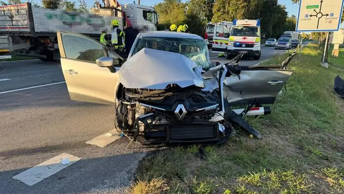 Durch den Aufprall schleuderte der Wagen der 60-Jährigen an den Fahrbahnrand – sie war nach dem Unfall im Fahrzeug eingeklemmt