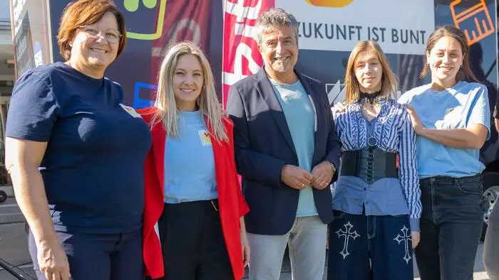 Direktorin Michaela Scheurer, Lehrerin Charlien Egger, Landtagsabgeordneter Stefan Sandrieser, Schülerin Lilyen Kraller, Lehrerin Bianca Rainer (von links)