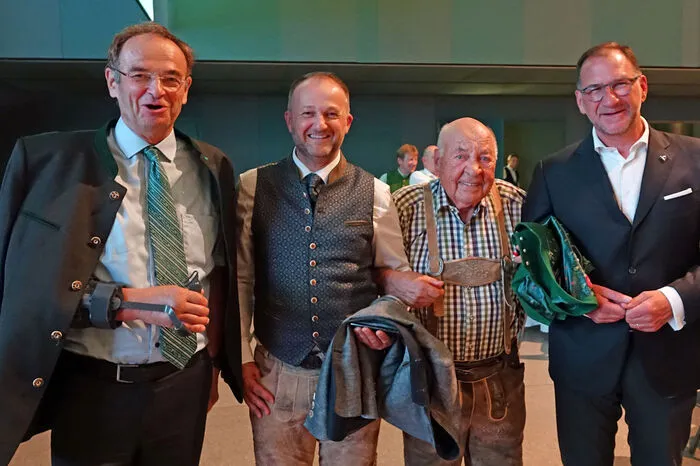Und auch allerlei Ehrengäste, wie Sporthotel-Direktor Andreas Mayrhofer und Gründer Ernst Royer