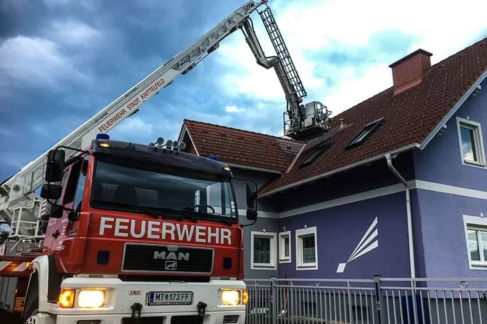 Das Öl verteilte sich sogar bis aufs Dach