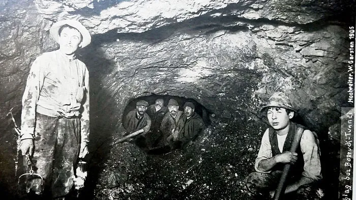 Durchstich bei den beiden Tunnel-Röhren im Jahr 1906