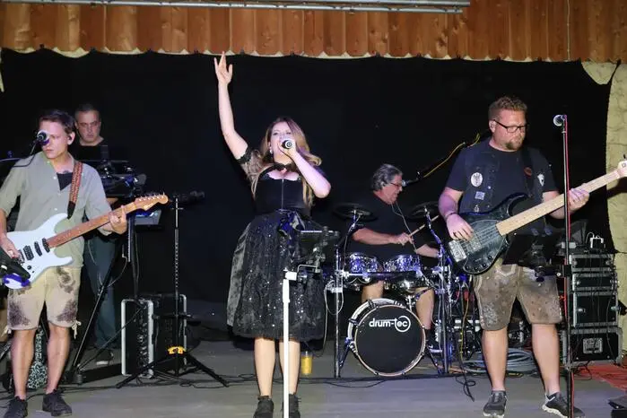 Mit flotter Tanzmusik sorgte dann die Partyband „Bengels Reloaded“ unter dem Bandleader Alfred Zitter, Tochter Lisa Bergmeister-Zitter, Manuel Strutz, Michael Drabosenig und Georg Glanzer für Stimmung im Festzelt