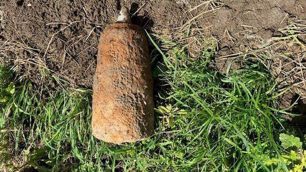 Diese Fliegerbombe wurde von Forstarbeitern auf einem Acker in Kaiserberg entdeckt