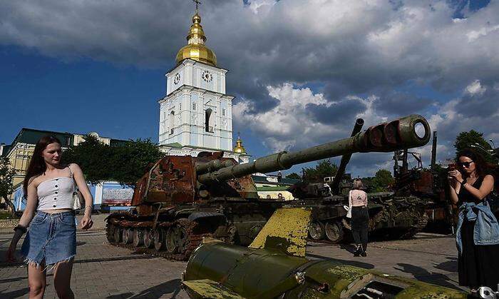 Hier stellt die Regierung zerstörte russische Waffen zur Schau, im Hintergrund glänzt die goldene Kuppel des Michaelsklosters