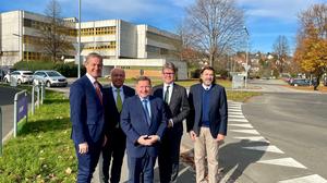 Gerald Beck, GF Bundesimmobiliengesellschaft, Josef Gritz, bfi-Aufsichtsrat, Landesrat Werner Amon, Bildungsminister Martin Polaschek und Bürgermeister Josef Wallner (v. l.). Im Hintergrund: Das Bundesschulzentrum von Deutschlandsberg