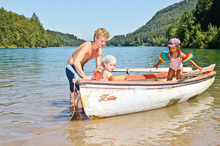 Ein türkisblaues Naturjuwel im Rosental am Fuße des Hochobirs - ausgezeichnete Wasserqualität mit Temperaturen um die 20 Grad sorgen an heißen Tagen für erholsame Abkühlung. Es gibt auch ein Strandbuffet und ausreichend Parkplätze. Wer nicht nur baden möchte: Fischerkarten und Boote gibt es vor Ort. Anfahrt: Von Klagenfurt kommend nach Ferlach, dann in Richtung St. Margareten/Rosental.
