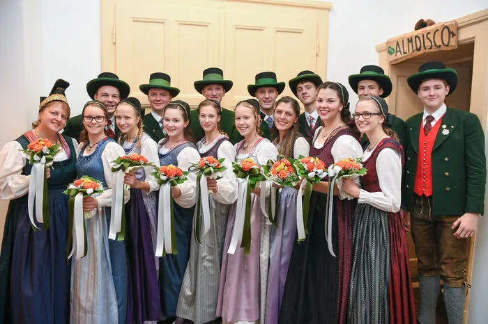 Außerdem freuten sich die Roßecker, heuer erstmals, passend zum Ballmotto aus der Waldheimat, die Musikkapelle Voestalpine aus der Roseggerheimat Krieglach begrüßen zu dürfen.