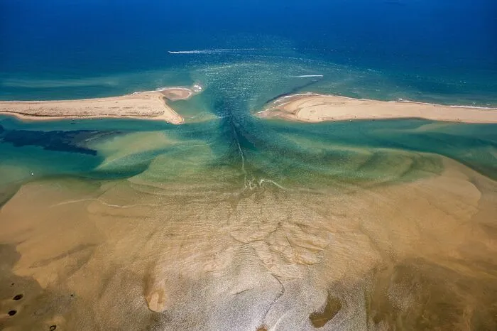 Ab dem Hafen von Faro kann man per Katamaran in etwa 40 Minuten gemütlich zur Ilha da Barreta schippern und dort einen Strandtag verbringen. Die Insel hat eine ganz eigene Vegetation mit wildem Thymian und Currykraut. Es gibt auch ein Restaurant und eine Art Künstlerkolonie.