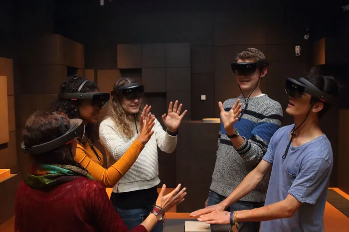 Die Räume sind leer, aber in der Brille werden virtuell die Räume gefüllt