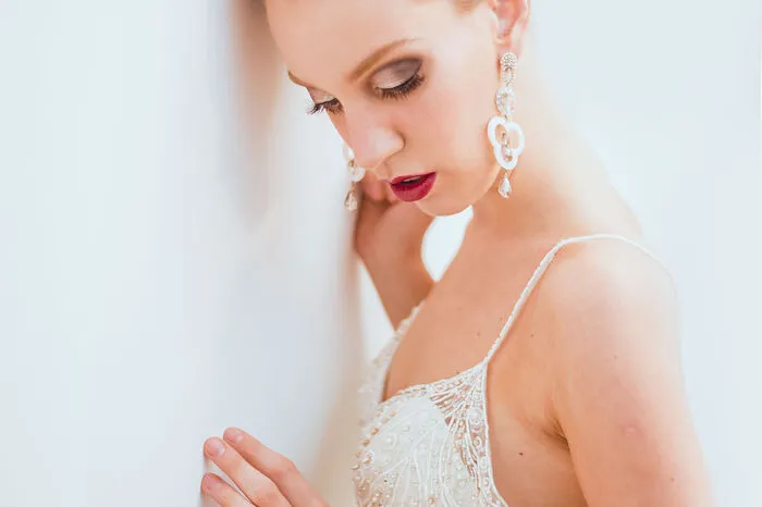 Welche Brautfrisur zu welchem Brautkleid? (Fotoserie: Brautkleider von Eva Poleschinski)Ruckendorfer: Bei einem Brautkleid mit Spitze wirkt eine elegante, sinnliche Hochsteckfrisur besonders weich und harmonisch und ist dadurch ein echter Blickfang. Zu einem konventionelleren und eher schlichten Kleid sieht man es oft. Ob offen mit Locken, oder nach oben gesteckt in Wellenform.(Artikel: Vier Tipps für die perfekte Hochzeitsreise)