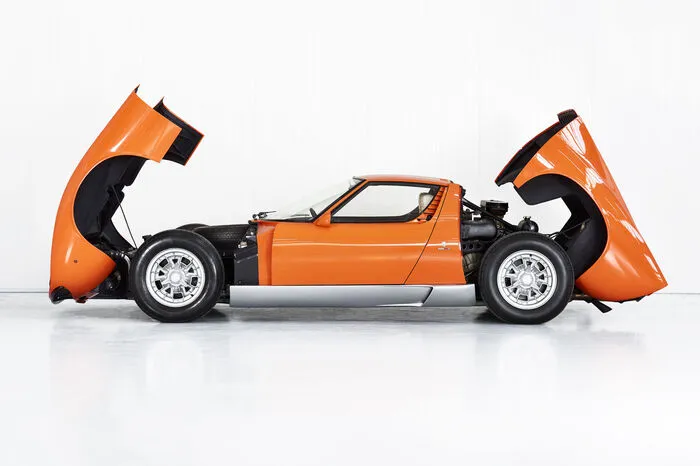 Die legendäre Eröffnungsszene des Kultfilms „The Italian Job“ aus dem Jahr 1969 lässt jedem Autofan die Gänsehaut aufsteigen. Erst vor Freude – und dann aus Verzweiflung: Die Lamborghini Miura wird jäh ausgebremst, von einem Bulldozer der Mafia plattgemacht und über die Leitplanke in eine Schlucht geworfen.