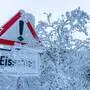 Bild zeigt eine Winterlandschaft mit Verkehrs-Warnschild