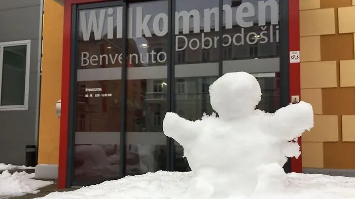 Guten Morgen aus Klagenfurt! Vor dem Kleine Zeitung-Gebäude steht schon der erste Schneemann! ;)