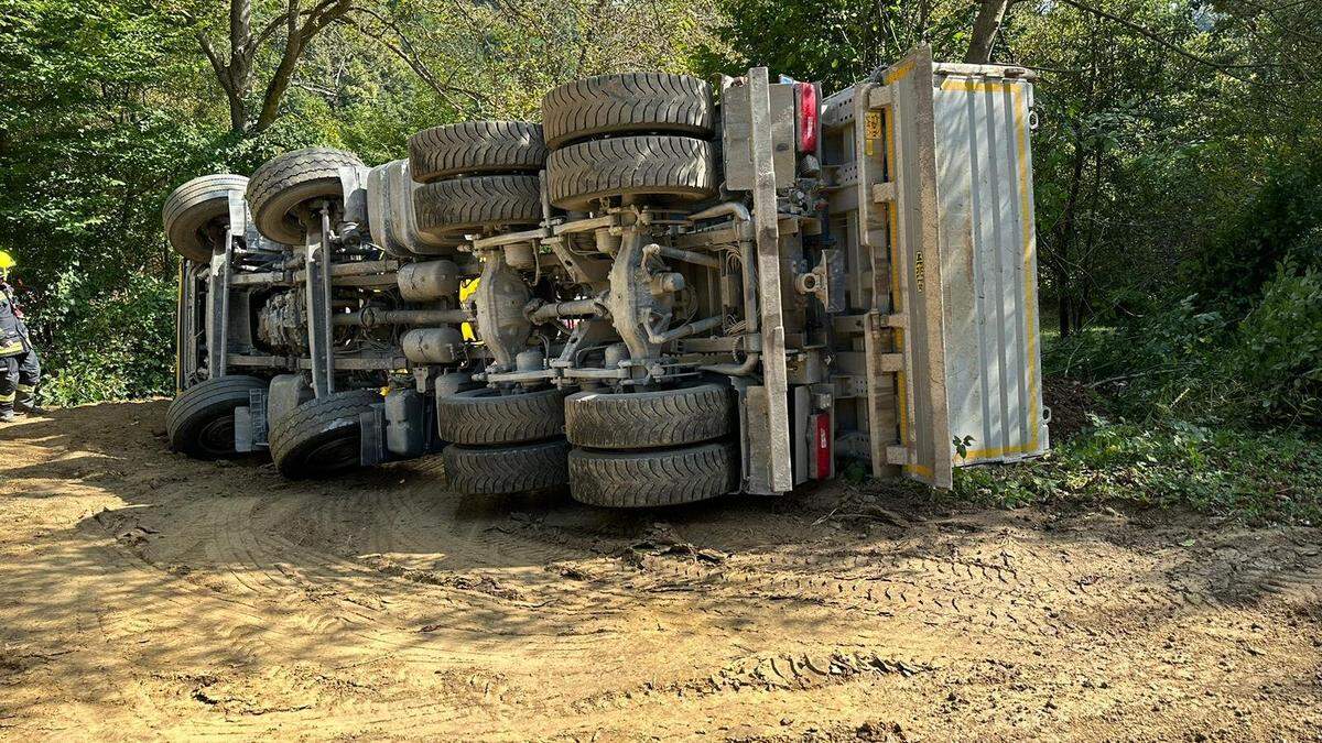 Der Lkw musste mithilfe eines Spezialunternehmens geborgen werden