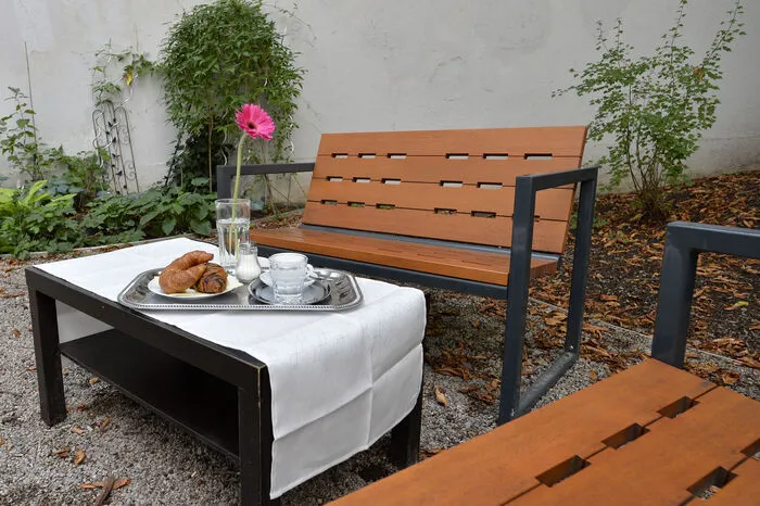 Frühstück gibt es ab 10.00 Uhr im Innenhof des Theaters, wobei auf zeitliche Wünsche der Gäste gerne eingegangen wird, ebenso bei An- und Abreise.