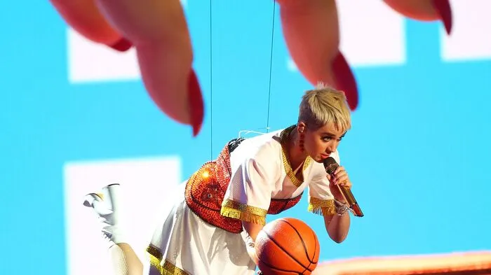 Die Verleihung der sonst eher popbunten MTV Video Music Awards war in diesem Jahr von politischen Botschaften geprägt. Moderatorin Katy Perry kritisierte gleich zu Beginn mit mehreren Gags US-Präsident Donald Trump und fragte ins Publikum, wie die Leute ihn "verarbeiten".
