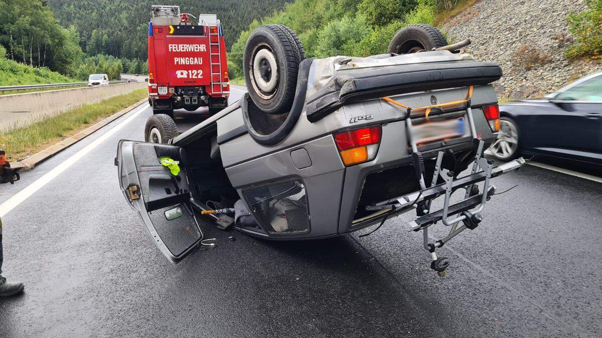 Der Wagen überschlug sich daraufhin und kam auf dem Dach zu liegen