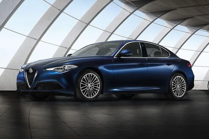 Nach der Quadrifoglio-Version hat Alfa jetzt endlich die ganze Modellpalette der Giulia gezeigt. Die viertürige Limousine ist in drei Ausstattungsversionen (Giulia, Super und Quadrifoglio) und mit zwei Ausstattungspaketen (Sport und Lusso) zu haben und ab 15. April bestellbar. Abgesehen vom Preis für die 510-PS-Version (85.900 Euro) stehen die Tarife noch nicht fest.