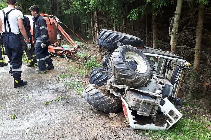 Beim Bewässern stürzte in Stubenberg ein 20-Jähriger mit dem Traktor ab. Der junger Mann kam mit der Zugmaschine auf abschüssigem Gelände ins Rutschen.