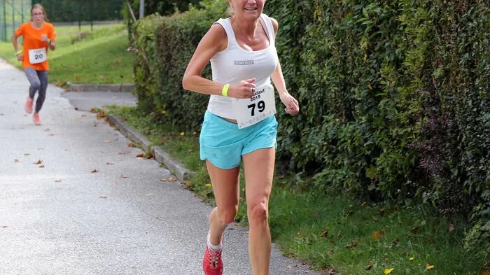 Birgit Hochreiter verfolgt von Jeannine Hafner-Kragl