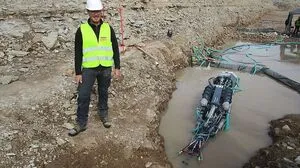 Michael Berner mit dem Prototyp vom "Robominer" bei der Präsentation in Estland diesen Sommer