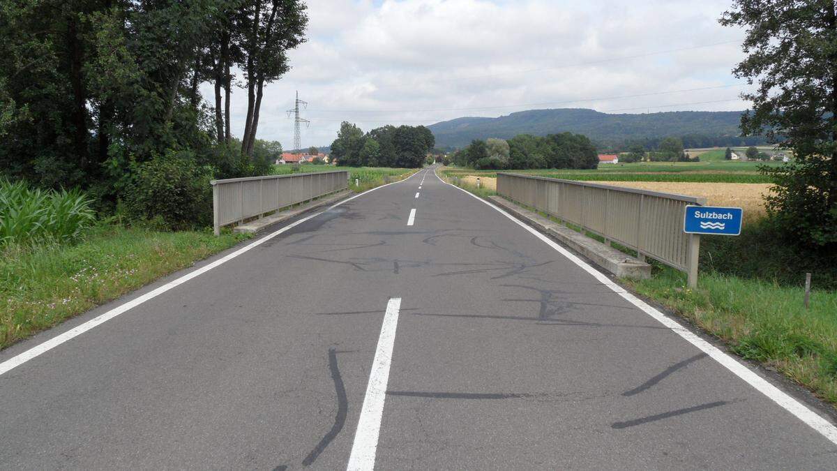 Blick auf die Sulzbachbrücke und den Straßenabschnitt der L206, die saniert werden