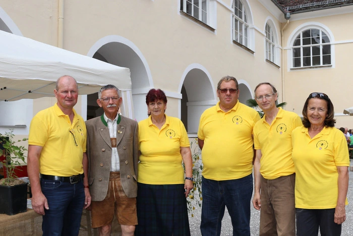 Der Bienenzuchtverein mit Obmann Reinhold Kaimbacher (links) und Meinhard Schöffmann, dem Vizepräsidenten des österreichischen Imkerbundes.