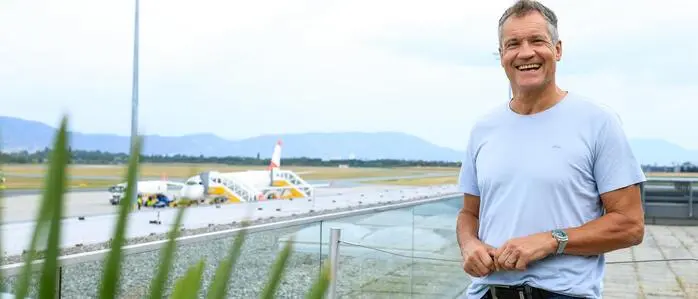 Gerade aus dem Flieger gehüpft, schon beim Kleine-Zeitung-Interview: Armin Assinger 