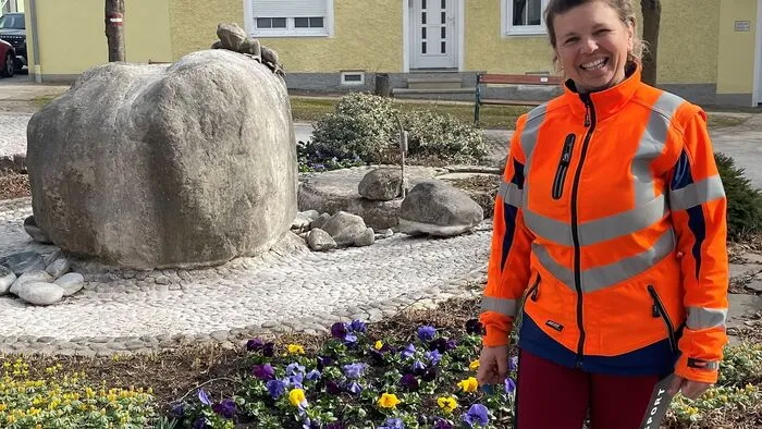 Susanne Haas achtet darauf, dass die Gemeinde das ganze Jahr über strahlt.
