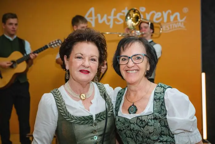 Waltraud Hutter (links) und Sylvia Loidolt genossen den Ohrenschmaus ebenso …