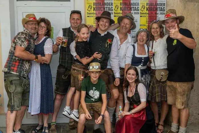 Jugendgemeinschaft Obmann Julian Neumann freute sich über zahlreiche Gäste, unter anderem Paternions Vizebürgermeister Dieter Nagelschmied und Claudia Didl (beide SPÖ), Gasthaus Kohlmeister Chefin Petra Sandriesser und Abordnungen der Landjugend Kreuzen und Stockenboi sowie der Zech Puch