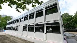 ABD0006_20240726 - WIEN - ÖSTERREICH: ++ THEMENBILD ++ Illustration zum Thema "Schule / Mobilklassen / Containerklassen": Die Schulen in Wien sind in Teilen der Stadt an ihre Kapazitätsgrenzen angelangt. Im Bild der Bau von Mobilklassen in Form von Containerklassen auf dem Gelände der Volksschule Ada-Christen-Gasse in Wien-Favoriten. - FOTO: APA/HANS KLAUS TECHT