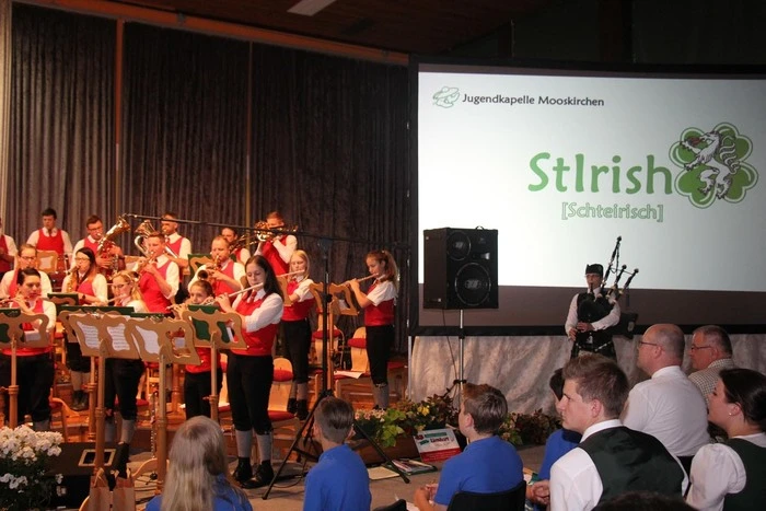 Irland trifft die Steiermark. Beim Konzert der Jugendkapelle in Mooskirchen wurden die Zuhörer überrascht. Neben den jungen Musikern spielten auch Barbara und Herbert Aldrian mit ihren Dudelsäcken auf.