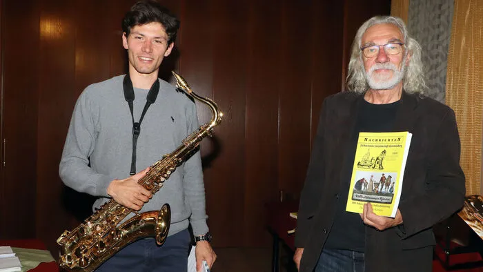 Sein Sohn Lukas Gauster umrahmte den Abend mit den passenden Saxophonmelodien.