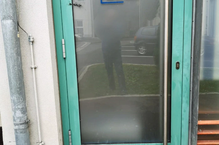 Am Boden lagen Glasscherben verstreut.