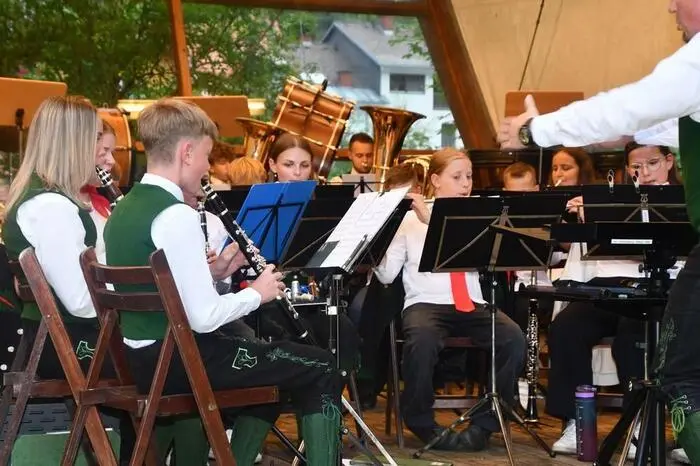 Zu Beginn hatte das Jugendblasorchester der Musikschule Murau unter der Leitung von Jürgen Brunner seinen großen Auftritt. 