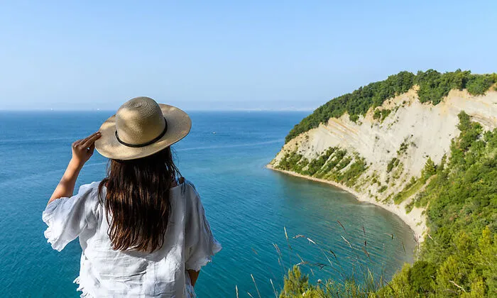 Traumhaft schöner Blick auf die wildromantische Mondbucht