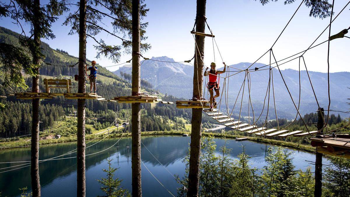 Erholung, Baden und Wandern - die Steiermark ist bei den Steirerinnen und Steirern selbst beliebte Urlaubsdestination mit Abenteuerpotenzial - wie hier im Alpfox-Kletterpark am Präbichl 