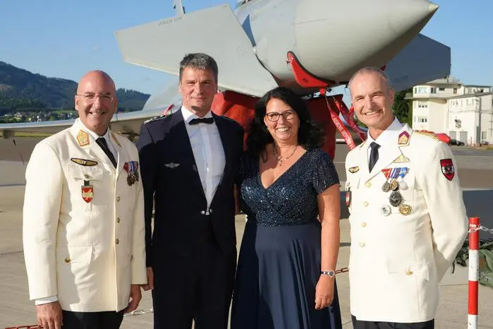 Am Abend des WM-Spieles Österreich gegen Spanien luden Verbände und Dienststellen zur Benefizveranstaltung in den Hangar 5. 