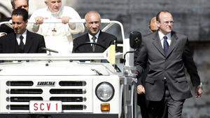 Der Chef der päpstlichen Gendarmerie, Domenico Giani, bewacht Papst Benedikt 